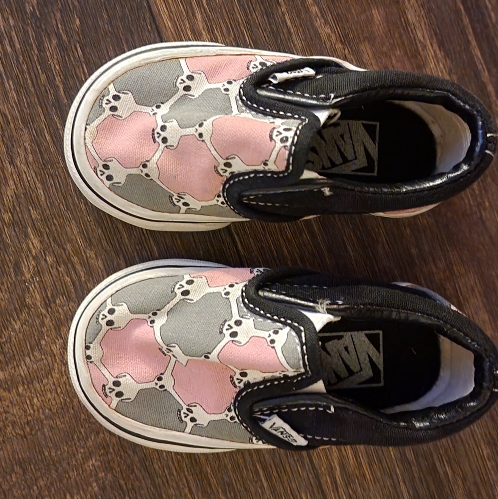 Girls 4.5 Vans cute skulls